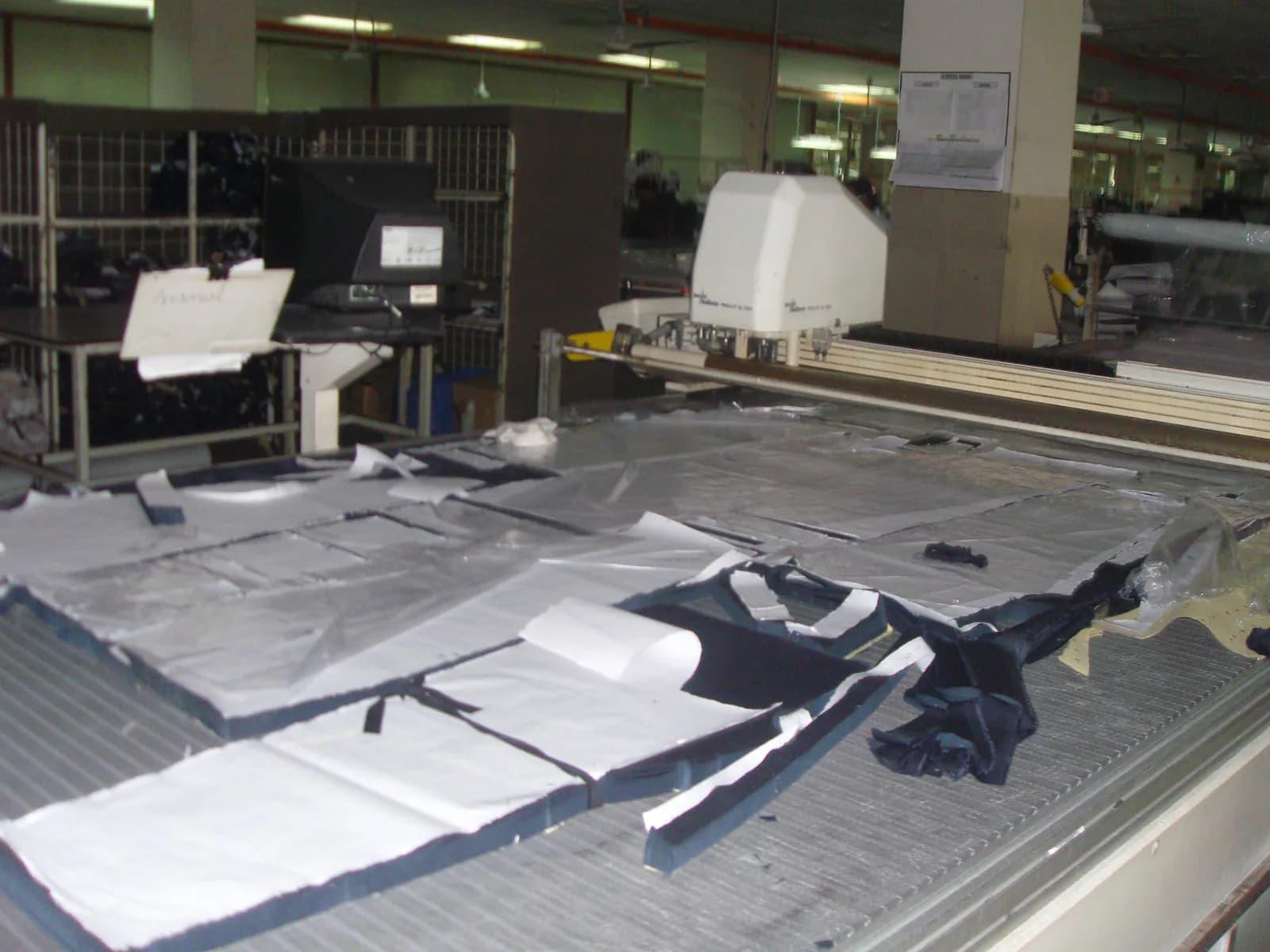 Automatic garment cutting machine working over stacked fabric pieces